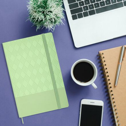 Блокнот А5 138x213 мм, BRAUBERG "Tissage", под кожу, 80 л., резинка, клетка, оливковый, 116602