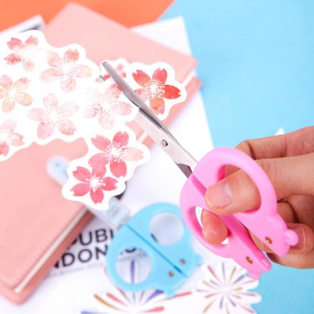 Ножницы детские 128мм Deli E6032, симметр.пласт.ручки,защитн.колп,розовый Ножницы детские 128мм Deli E6032, симметр.пласт.ручки,защитн.колп,розовый