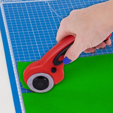 Нож раскройный роликовый 45 мм BRAUBERG PROFESSIONAL, круглое лезвие, резиновые вставки, 238087 Нож раскройный роликовый 45 мм BRAUBERG PROFESSIONAL, круглое лезвие, резиновые вставки, 238087