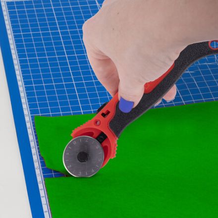 Нож раскройный роликовый 28 мм BRAUBERG, круглое лезвие, резиновые вставки, 238089 Нож раскройный роликовый 28 мм BRAUBERG, круглое лезвие, резиновые вставки, 238089