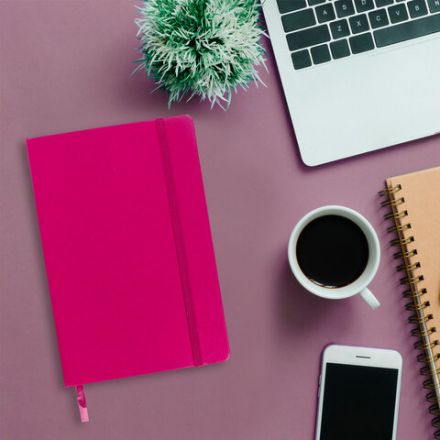 Блокнот А5 (148x218 мм), BRAUBERG "Metropolis", балакрон, 80 л., резинка, клетка, фуксия, 111587