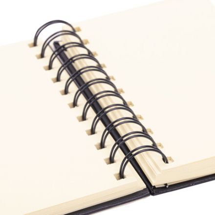 Скетчбук, слоновая кость 140 г/м2 90х140 мм, 80 л., КОЖЗАМ, гребень, BRAUBERG ART CLASSIC, черный, 116474