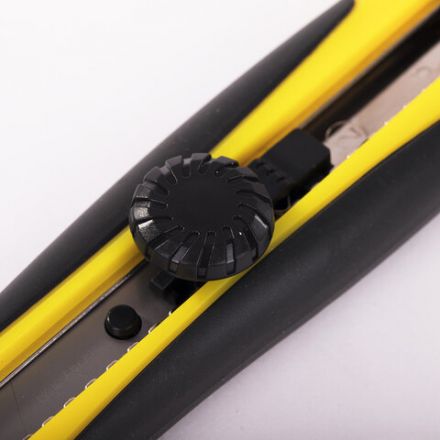 Нож канцелярский 18 мм BRAUBERG "Universal", роликовый фиксатор, резиновые вставки, блистер, 235402