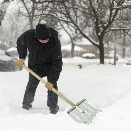 Лопата снеговая 49х30см, алюминиевая усиленная ребрами жесткости, ДЕРЕВЯННЫЙ черенок 120см, армирующая металлическая планка на клепках, ЛТСЕ