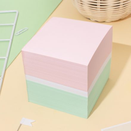 Блок для записей КОМУС на склейке 9х9х9 цветной блок 80-100 г Блок для записей КОМУС на склейке 9х9х9 цветной блок 80-100 г