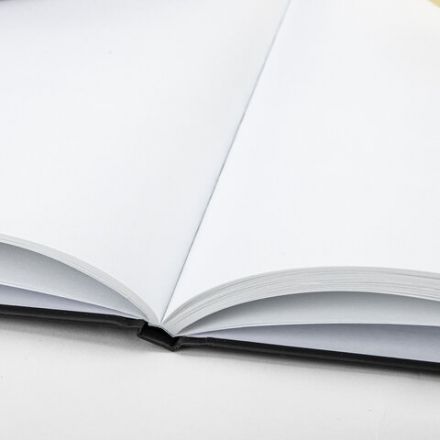 Блокнот с резинкой без линовки 96 л., А5 (145х203 мм), твердая обложка с фольгой, BRAUBERG, "Strawberry", 113735