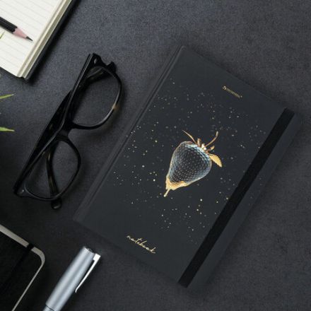 Блокнот с резинкой без линовки 96 л., А5 (145х203 мм), твердая обложка с фольгой, BRAUBERG, "Strawberry", 113735